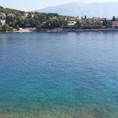 Beachfront House Pope 3* Selca (Brac)