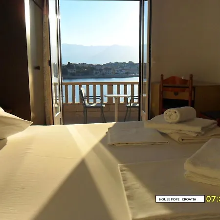 Beachfront House Pope Bed & Breakfast