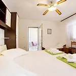 Bed and Breakfast Beachfront House Pope Selca (Brac)