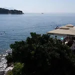 Beachfront House Pope 3* Selca (Brac)
