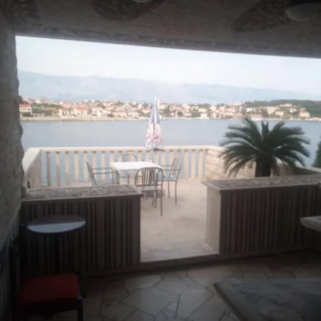 Beachfront House Pope 3* Selca (Brac)
